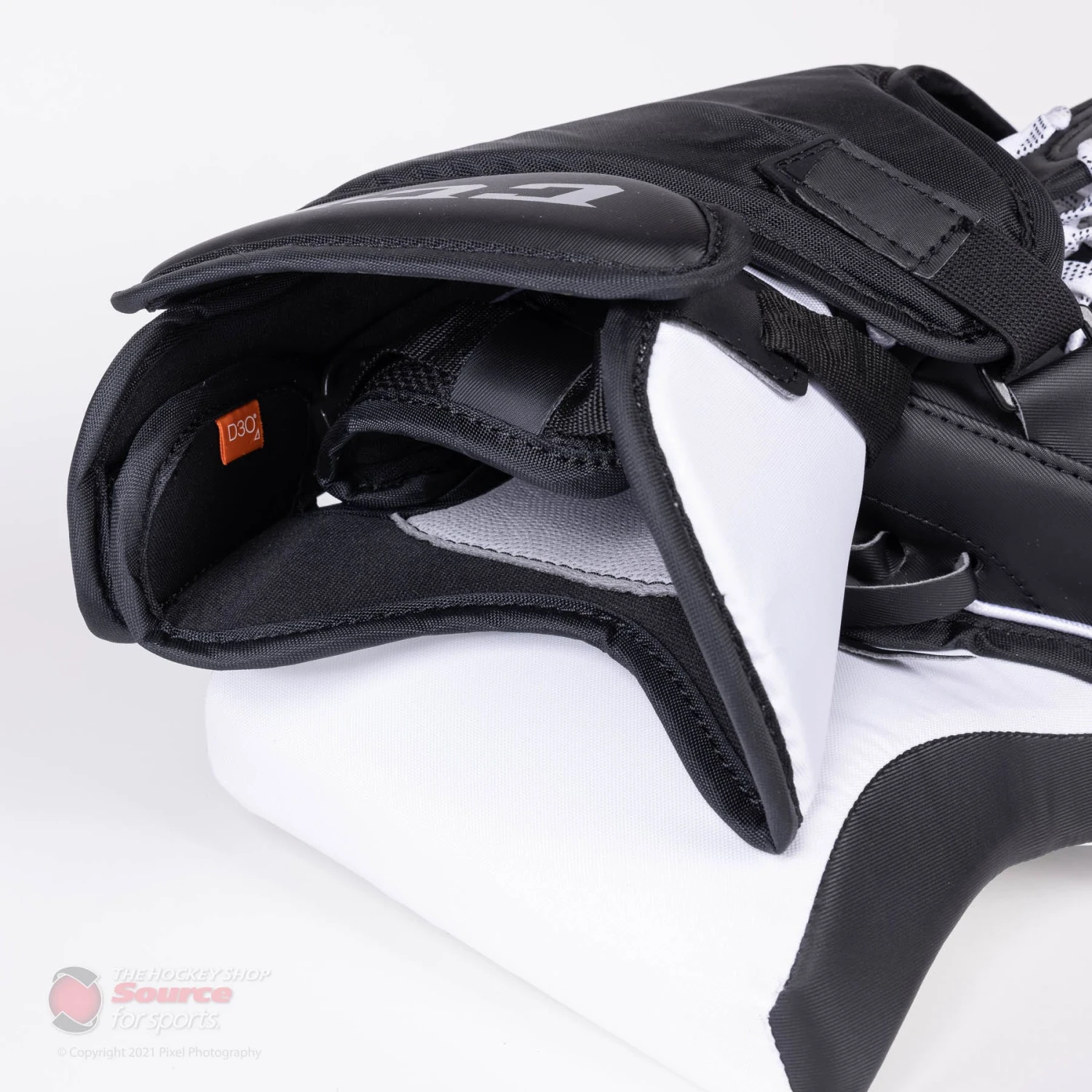 CCM Extreme Flex E5.5 Senior Goalie Catcher - Source Exclusive 10 CCM Extreme Flex E5.5 Senior Goalie Catcher - Source Exclusive - Image 8