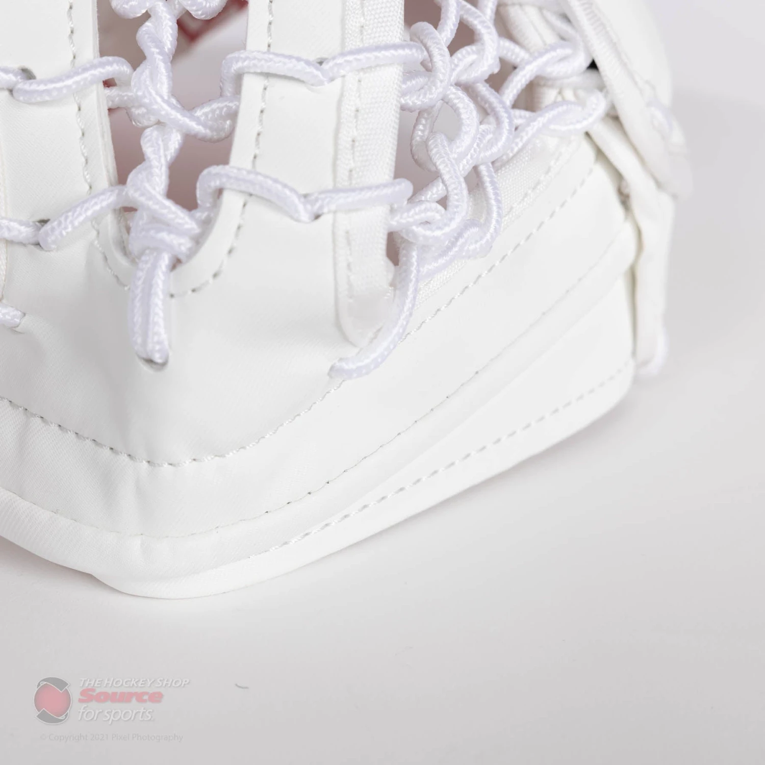 CCM Extreme Flex E5.5 Youth Goalie Catcher 9 CCM Extreme Flex E5.5 Youth Goalie Catcher - Image 7