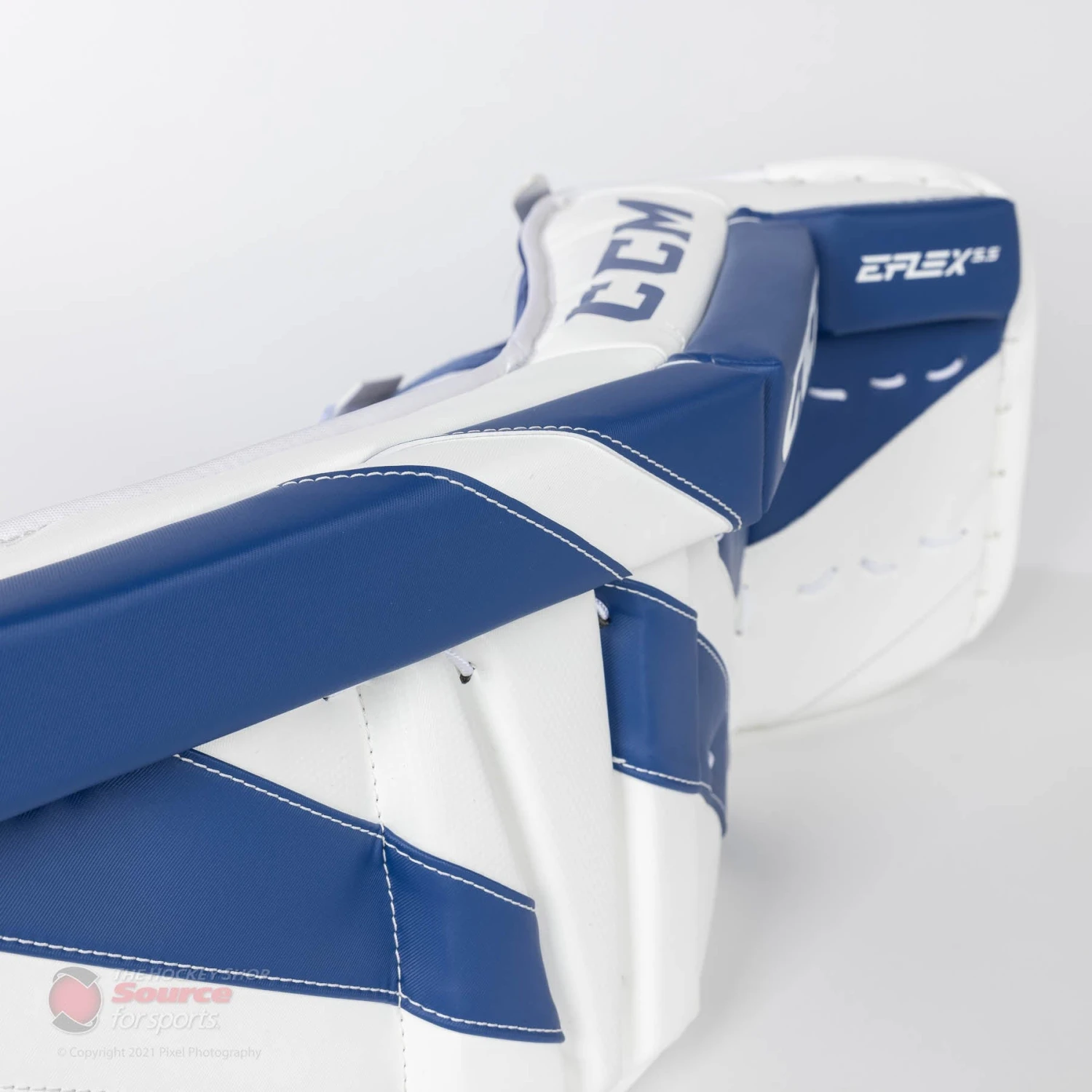 CCM Extreme Flex E5.5 Junior Goalie Leg Pads 4 CCM Extreme Flex E5.5 Junior Goalie Leg Pads - Image 2