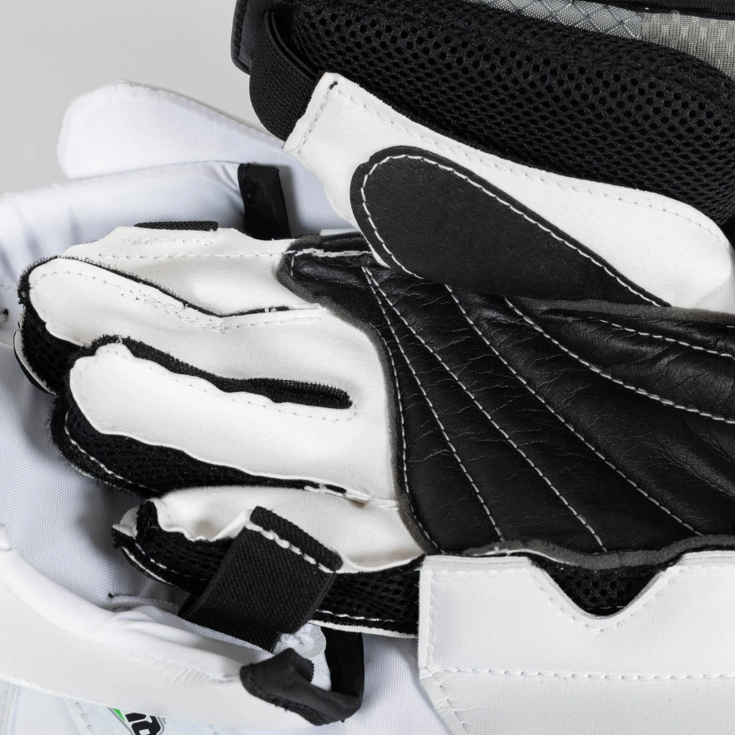 Vaughn Ventus SLR3 Pro Senior Goalie Blocker 8 Vaughn Ventus SLR3 Pro Senior Goalie Blocker - Image 6